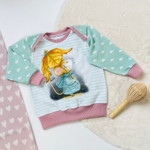 Mint groen baby t-shirt met muisje in de regen. afbeelding 1