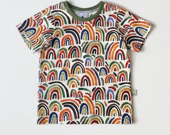 Chemise blanche avec des arcs-en-ciel aquarelles. Top blanc cassé à manches courtes. Chemise pour enfant avec arcs-en-ciel.