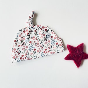 Baby Mütze mit Blüten und Beeren. Baby Knotenmütze, Knotenmütze, Babymütze aus Baumwolle, Neugeborenen Mütze