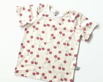 Camisa suave con cerezas. Camisa de frutas. Camiseta infantil con frutas. Camiseta de niño. Tejido de punto de algodón orgánico. Top para niño pequeño