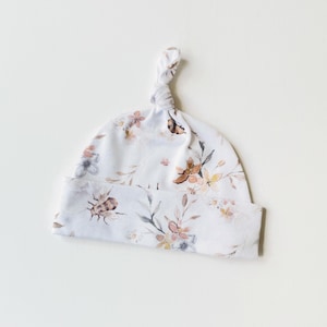 Baby Mütze mit Blumen und Bienen, Baby Knotenmütze, Knotenmütze, Knotenmütze, Blumen Print Mütze, Baby Mütze aus Baumwolle, Neugeborenen Mütze