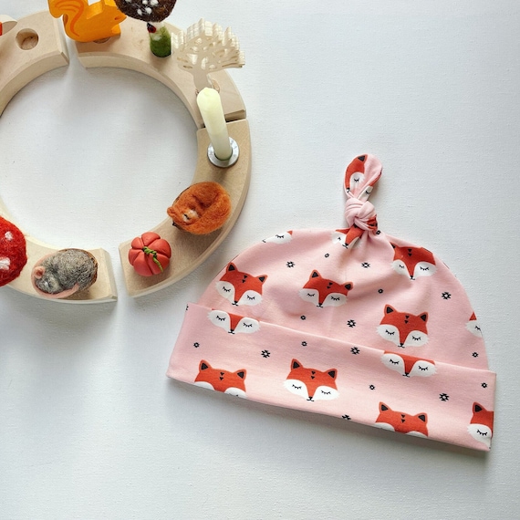Organic cotton baby hat, baby knotted hat, knot hat, knotted hat, sleepy foxes, newborn hat. Pink baby hat. Baby shower gift