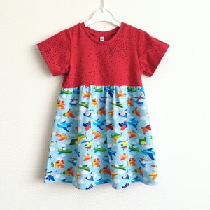 Les filles s'habillent avec des avions. Robe à pois et à rayures. Tissu en jersey de coton. Robe enfant en bas âge, robe patineuse
