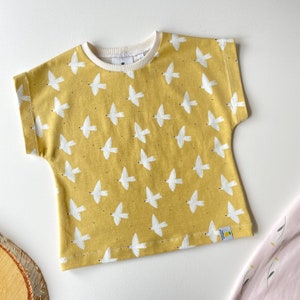 Shirt aus Bio-Baumwolle mit Vögelchen. Gelbe Baumwollspitze. Baumwoll Top. Vögel Shirt