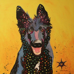 Chiot noir de chien allemand de berger sur le fond orange
