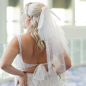 Short Wedding Veil Mini Veil with Bow and Pearls. Personalized  Wedding Day Veil Headpeice