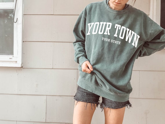 20+ Cute Graphic Sweatshirts For Casual Mom Outfits With a Crewneck