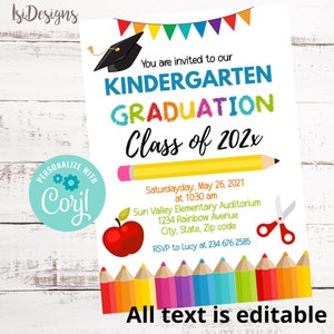 Puede incluir: Una invitación imprimible para una fiesta de graduación de jardín de infantes. La invitación presenta un gorro de graduación, lápices, una manzana y un par de tijeras. El texto de la invitación dice "You are invited to our Kindergarten Graduation Class of 202x".