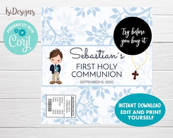 Puede incluir: Una invitación imprimible para una celebración de la Primera Comunión. La invitación presenta a un niño de dibujos animados con traje, una cruz y un fondo de hojas azules y blancas. El texto de la invitación dice "Sebastian's First Holy Communion September 12, 2020".