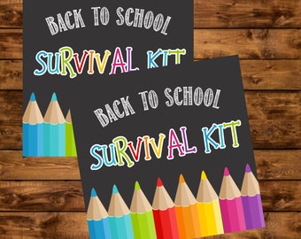 Puede incluir: Dos carteles imprimibles de estilo pizarra con el texto "Back to School Survival Kit" y una fila de lápices de colores en la parte inferior de cada cartel.