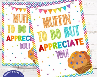 Könnte beinhalten: Ein druckbares Schild mit einem bunten Zickzackrand und einem Regenbogenbanner. Das Schild sagt "Muffin to do but appreciate you!" mit einer Illustration eines Cartoon-Blaubeermuffins.