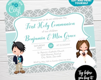 Può includere: Un invito azzurro e grigio per una celebrazione della Prima Comunione. L'invito presenta un bambino e una bambina in abiti da Prima Comunione, con il testo "Prima Comunione" e i nomi "Benjamin & Mia Grace".