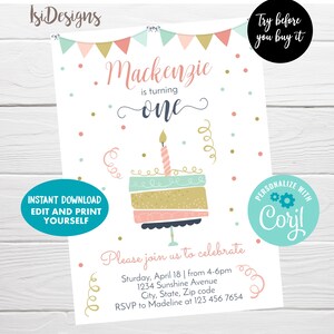 Puede incluir: Una invitación imprimible para una fiesta de primer cumpleaños con un esquema de color rosa, azul y dorado. La invitación presenta un pastel con velas y confeti. El texto de la invitación dice "Mackenzie cumple un año".