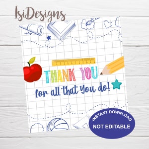 Pode incluir: Cart&atilde;o de agradecimento imprim&iacute;vel para professores com uma ma&ccedil;&atilde; vermelha, um l&aacute;pis amarelo, uma estrela azul e o texto "THANK YOU for all that you do!" em um fundo branco com linhas de grade azuis. O texto "INSTANT DOWNLOAD NOT EDITABLE" est&aacute; em um c&iacute;rculo azul na parte inferior direita.