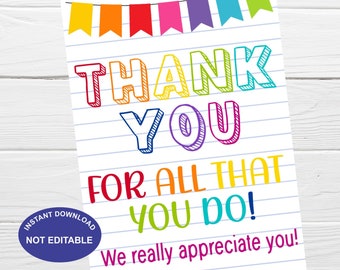 Puede incluir: Una tarjeta de agradecimiento imprimible con un esquema de colores arcoíris. La tarjeta presenta el texto "THANK YOU FOR ALL THAT YOU DO! We really appreciate you!" con un borde arcoíris y una pancarta de banderas en la parte superior.