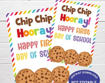Puede incluir: Dos carteles imprimibles con rayas de colores y el texto "Chip Chip Hooray! Happy First Day of School" con galletas de chocolate en la parte inferior.