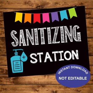 Może przedstawiać: Czarno-biała tablica z napisem "SANITIZING STATION" napisanym białą kredą. Po lewej stronie tekstu znajduje się niebieska ikona butelki z płynem do dezynfekcji rąk. Na górze tablicy znajduje się rząd kolorowych chorągiewek. Tekst "INSTANT DOWNLOAD NOT EDITABLE" znajduje się w niebieskim kółku na dole tablicy.