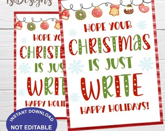 Puede incluir: Dos letreros imprimibles con temática navideña con borde rojo y fondo blanco. Los letreros dicen "HOPE YOUR CHRISTMAS IS JUST WRITE" en rojo y verde. Los letreros también tienen una cadena de adornos de galletas de jengibre y copos de nieve.