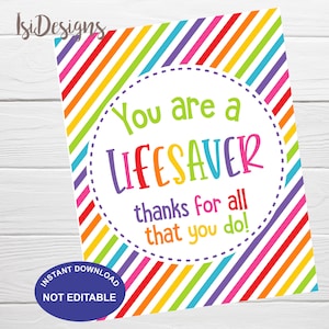 Peut inclure: Une carte imprimable colorée avec des rayures diagonales arc-en-ciel. La carte présente le texte "You are a LIFESAVER thanks for all that you do!" dans une police joyeuse. Un cercle bleu en bas indique "INSTANT DOWNLOAD NOT EDITABLE."