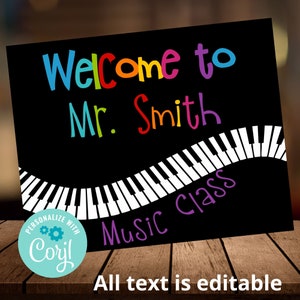 Puede incluir: Un diseño de teclado de piano blanco y negro con el texto "Bienvenido a la clase de música del Sr. Smith" en colores arcoíris. El texto "Todo el texto es editable" está en la parte inferior de la imagen.