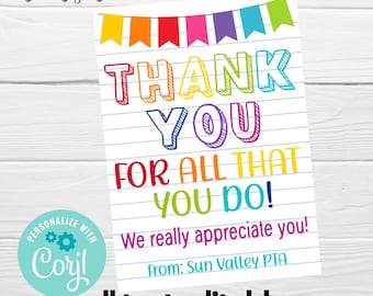 以下が含まれることがあります： 虹色のバナー、カラフルなテキスト「THANK YOU FOR ALL THAT YOU DO!」、そして「We really appreciate you!」というテキストが書かれた、印刷可能なサンキューカードです。カードには「From: Sun Valley PTA」と「all text editable」というテキストも含まれています。