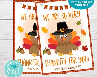 Può includere: Due biglietti a tema Ringraziamento con un tacchino dei cartoni animati con un cappello da pellegrino. I biglietti hanno bordi arancioni e marroni e il testo "WE ARE SO VERY THANKFUL FOR YOU!" e "All text is editable."