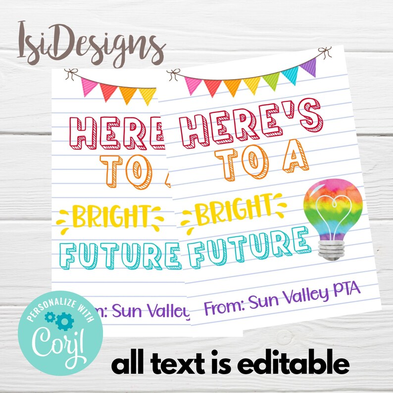 Op de afbeelding: Twee printbare borden met een schoolthema. De borden hebben een gloeilamp-afbeelding en de tekst "Here's to a bright future". De tekst is in een regenboogkleurenschema. De borden staan op een houten achtergrond.