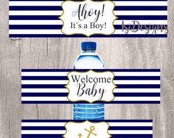 Könnte beinhalten: Drei blaue und weiße gestreifte Wasserflaschenetiketten mit goldenen Akzenten. Das obere Etikett lautet "Ahoy! Es ist ein Junge!" Das mittlere Etikett lautet "Willkommen Baby" und das untere Etikett hat einen Anker.