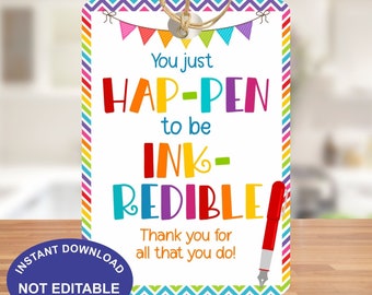 Könnte beinhalten: Ein farbenfroher, druckbarer Geschenkanhänger für Lehrer mit dem Text "You just hap-pen to be ink-redible. Thank you for all that you do!"  Der Anhänger hat einen rot-weiß gestreiften Stift und eine Schnur zum Aufhängen.