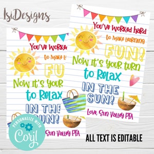 Puede incluir: Dos tarjetas imprimibles con un tema de verano. Las tarjetas presentan un sol sonriente, una bolsa de playa, un coco y el texto "You've worked hard to make learning FUN! Now it's your turn to relax in the sun!" y "You've worked hard to make learning FUN! Now it's your turn to relax in the sun!" El texto "All text is editable" está en la parte inferior de la tarjeta.