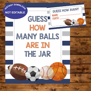 Op de afbeelding: Een printbaar spelschild met blauwe en grijze strepen. Het bord zegt "Raad hoeveel ballen er in de pot zitten". Er zijn vier aquarel illustraties van verschillende sportballen: een voetbal, een voetbal, een baseball en een basketbal.