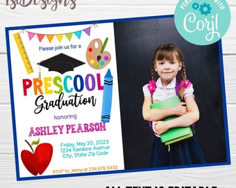 Pode incluir: Um convite colorido para uma festa de formatura do jardim de infância. O convite apresenta um texto "PRESCHOOL GRADUATION" em cores do arco-íris, uma maçã vermelha, um chapéu de formatura, uma paleta de pintura e um giz de cera. O convite é personalizado com o nome "ASHLEY PEARSON" e inclui a data, a hora e o local do evento. O texto "ALL TEXT IS EDITABLE" está na parte inferior do convite.