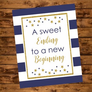 Puede incluir: Un letrero rectangular con el texto "A sweet Ending to a new Beginning" en oro y azul marino. El letrero tiene un borde dorado brillante y está decorado con estrellas doradas. Rayas azul marino y blancas en los lados.