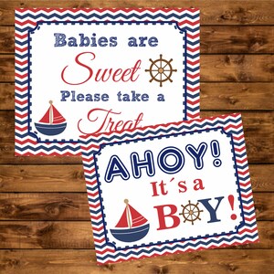 K&ouml;nnte beinhalten: Zwei druckbare Schilder f&uuml;r eine Babyparty. Das obere Schild hat ein rotes und blaues Zickzackmuster und sagt "Babys sind s&uuml;&szlig; Bitte nimm einen Leckerbissen". Das untere Schild hat das gleiche Muster und sagt "Ahoi! Es ist ein Junge!" mit einem Segelboot und einem Steuerrad.