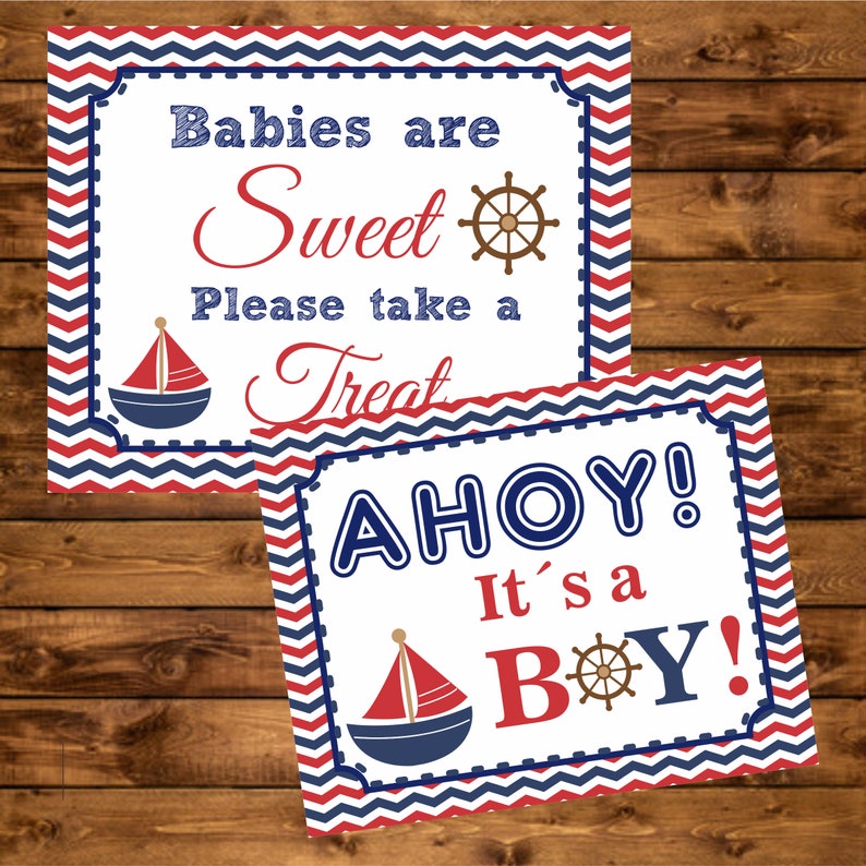 K&ouml;nnte beinhalten: Zwei druckbare Schilder f&uuml;r eine Babyparty. Das obere Schild hat ein rotes und blaues Zickzackmuster und sagt "Babys sind s&uuml;&szlig; Bitte nimm einen Leckerbissen". Das untere Schild hat das gleiche Muster und sagt "Ahoi! Es ist ein Junge!" mit einem Segelboot und einem Steuerrad.