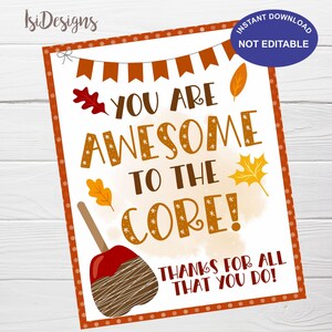 Puede incluir: Un letrero imprimible rectangular con fondo blanco y borde de lunares marrones. El letrero presenta el texto "YOU ARE AWESOME TO THE CORE! THANKS FOR ALL THAT YOU DO!" con gráficos de temática otoñal y una ilustración de manzana con caramelo.
