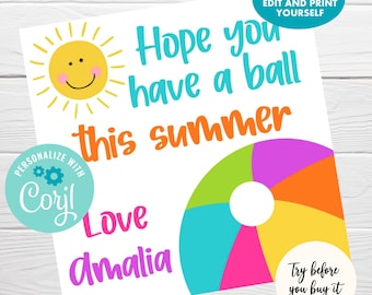 Könnte beinhalten: Eine druckbare Karte mit einer Sonne, einem Strandball und dem Text "Ich hoffe, du hast einen tollen Sommer". Die Karte ist personalisiert mit dem Namen "Coril" und der Nachricht "Liebe Amalia".