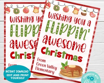 Op de afbeelding: Twee kerstkaarten met de tekst "Wishing you a Flippin' awesome Christmas" in rood en groen. De kaarten bevatten feestelijke illustraties, waaronder pannenkoeken en kerstversieringen. De tekst "Direct downloaden, bewerken en zelf afdrukken" is ook zichtbaar.