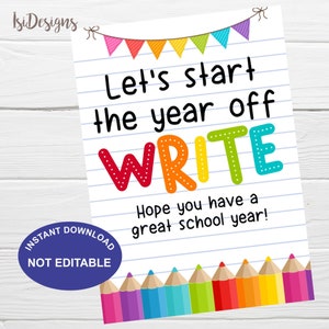 Puede incluir: Un cartel de aula imprimible con una pancarta colorida y lápices en la parte inferior. El cartel dice "Let's start the year off WRITE. Hope you have a great school year!"
