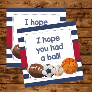 Puede incluir: Una etiqueta de favor de fiesta imprimible con rayas azules y rojas. La etiqueta dice "¡Espero que te lo hayas pasado bomba!" y presenta una ilustración de acuarela de un balón de fútbol, un balón de fútbol, un balón de béisbol y un balón de baloncesto.