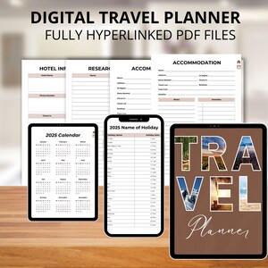 Puede incluir: Un planificador de viajes digital con un fondo marrón y el texto "TRAVEL PLANNER" en letras blancas. El planificador incluye un calendario, una lista para las vacaciones y una sección para los detalles del alojamiento.