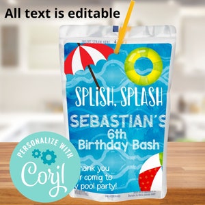 Puede incluir: Una bolsa de jugo azul y blanca con un diseño de acuarela de una escena de playa. La bolsa tiene un inserto para pajita y una etiqueta que dice "Splish, Splash Sebastian's 6th Birthday Bash". La etiqueta también incluye un mensaje de agradecimiento por venir a la fiesta de la piscina. La bolsa está personalizada con el texto "Coryl".
