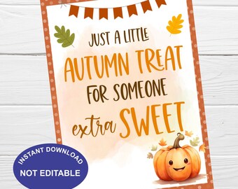 Può includere: Un cartello stampabile a tema autunnale con la scritta "JUST A LITTLE AUTUMN TREAT FOR SOMEONE extra SWEET". Il cartello presenta un'illustrazione di zucca sorridente e foglie autunnali. Sono presenti anche le parole "INSTANT DOWNLOAD" e "NOT EDITABLE".