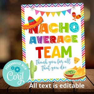 Puede incluir: Un cartel imprimible colorido con el texto "Nacho Average Team" y una imagen de dibujos animados de un sombrero, un cactus y un plato de nachos. También se incluye el texto "¡Gracias por todo lo que haces!" El cartel está diseñado para un evento de agradecimiento a los profesores.