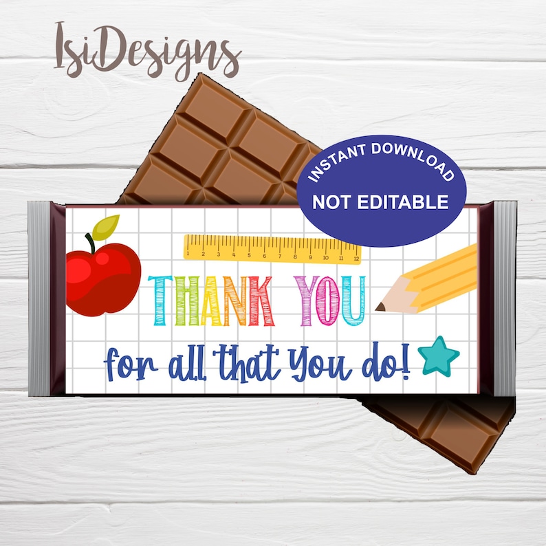 Pode incluir: Um embrulho de barra de chocolate imprim&iacute;vel com um padr&atilde;o de grade, uma ma&ccedil;&atilde; vermelha, um l&aacute;pis amarelo, uma r&eacute;gua e o texto "OBRIGADO por tudo o que voc&ecirc; faz!" em cores do arco-&iacute;ris. O embrulho &eacute; projetado para um presente de aprecia&ccedil;&atilde;o para um professor.