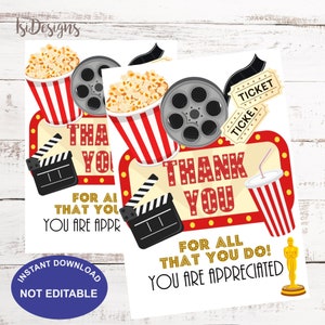Puede incluir: Una tarjeta de agradecimiento imprimible con temática de cine. La tarjeta presenta un cubo de palomitas rayado rojo y blanco, un carrete de película, una claqueta y un boleto. El texto de la tarjeta dice "Gracias" y "¡Por todo lo que haces! ¡Eres apreciado!"