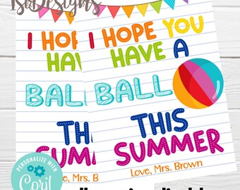 Könnte beinhalten: Ein druckbares Schild mit dem Text "Ich hoffe, du hast einen tollen Sommer". Das Schild ist auf weißem Hintergrund mit blauen Linien und einer bunten Strandballgrafik. Der Text ist in verschiedenen Farben und Schriftarten gehalten. Das Schild ist personalisiert mit dem Text "Love, Mrs. Brown".