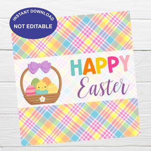 Puede incluir: Un cartel imprimible de "Feliz Pascua" con un fondo de cuadros pastel. El cartel presenta una cesta de huevos de Pascua coloridos y un pollito amarillo. El texto "Feliz Pascua" está en colores arcoíris.