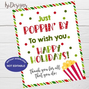 Puede incluir: Un letrero imprimible blanco con un borde a rayas rojo, verde y blanco. El letrero dice "Just POPPIN' BY To wish you. HAPPY HOLIDAYS!" con un gráfico de palomitas de maíz. Incluye el texto "thank you for all that you do!"