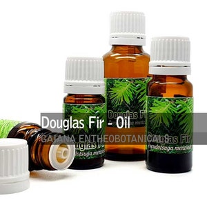 Puede incluir: Cuatro botellas de vidrio marrón con tapas blancas que contienen aceite de abeto de Douglas. Las botellas tienen etiquetas con follaje verde y el texto "Douglas Fir - Oil" y "Pseudotsuga menziesii".